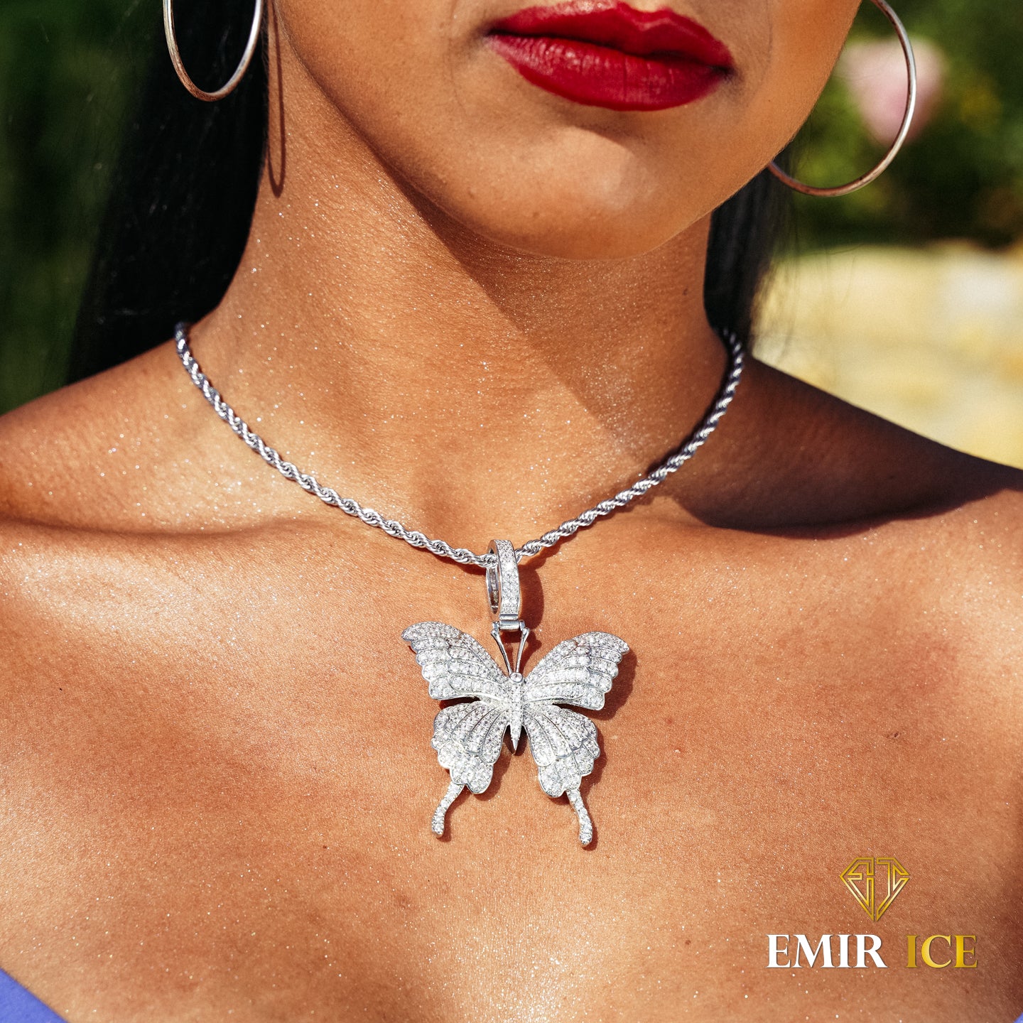 COLLAR CON COLGANTE DE MARIPOSA DE DIAMANTES