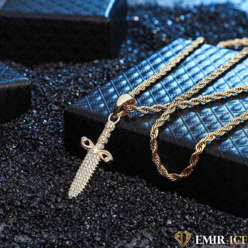 COLLIER PENDENTIF ÉPÉE : Symbole de bravoure - Emirice.com